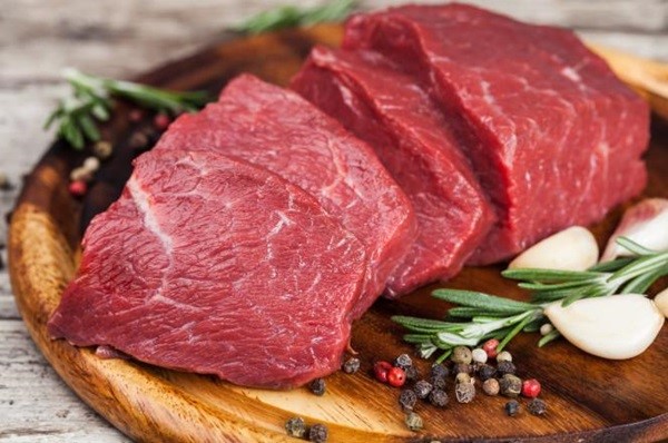 Chọn mua thịt bò tươi ngon, có màu đỏ tươi