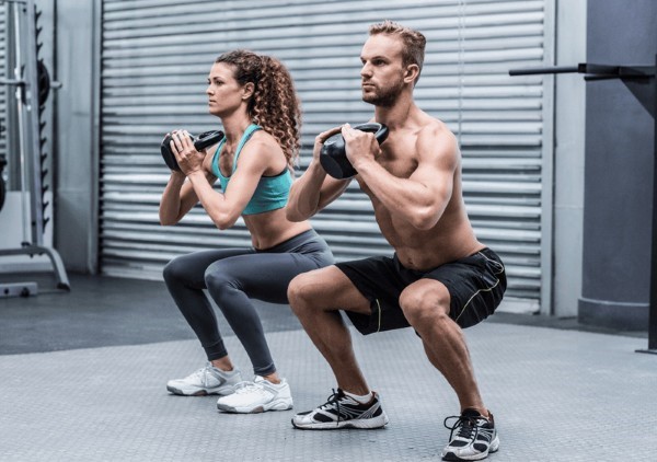 Goblet squat là một bài tập squat với một tạ