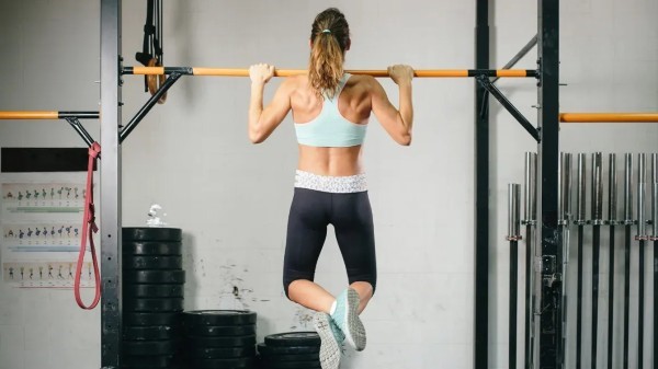 Bài tập siết cơ bụng khi ngồi Pull up
