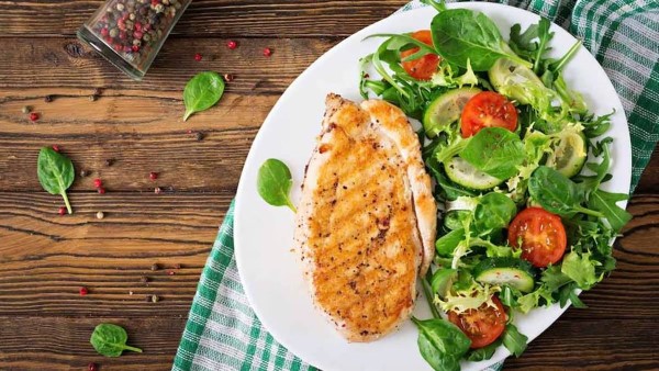 Protein trong 300g ức gà rất quan trọng trọng việc xây dựng và phục hồi cơ bắp