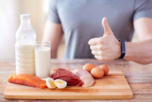 Các yếu tố ảnh hưởng đến việc nên ăn bao nhiêu protein mỗi ngày