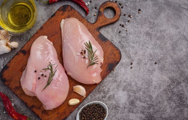 Nửa kg ức gà bao nhiêu protein? 