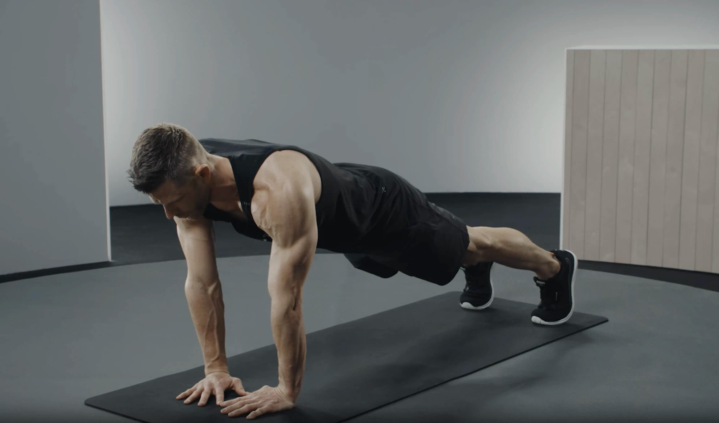 Chống đẩy kim cương (diamond push-ups)