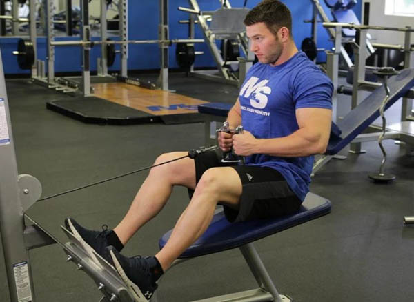 Seated Cable Row (Kéo cáp ngồi cổ điển)