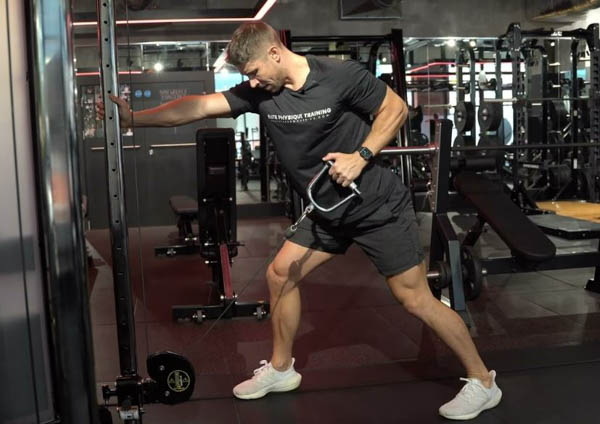 Single Arm Cable Row (Kéo tay đơn)