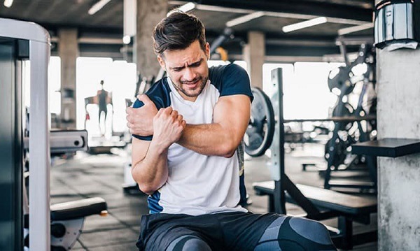 Dấu hiệu nhận biết chấn thương khi tập overhead press