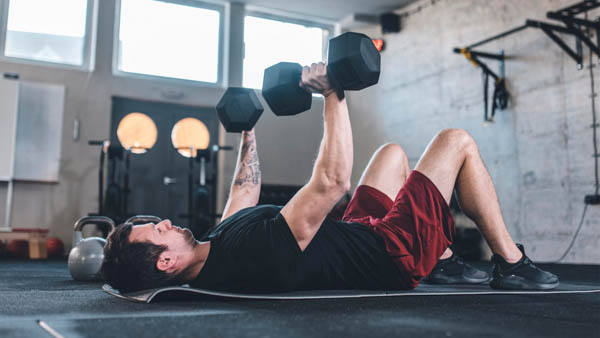 Floor Dumbbell Flyes - Xòe tay trên sàn